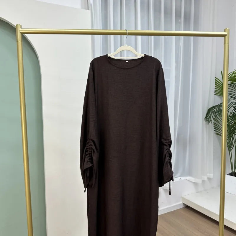 عباية سادة بتصميم عصري مع أكمام مجمعة أنيقة
